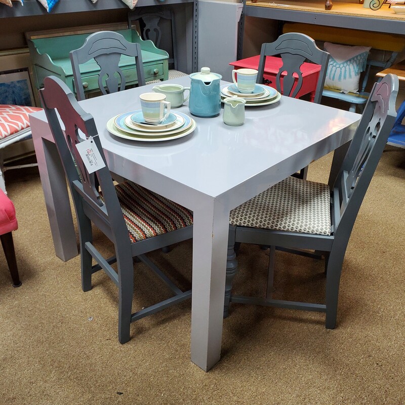 Table + 6 Chairs + 2x 19in Leaves, Grey, Size: 39x39
(Photo includes leaves)