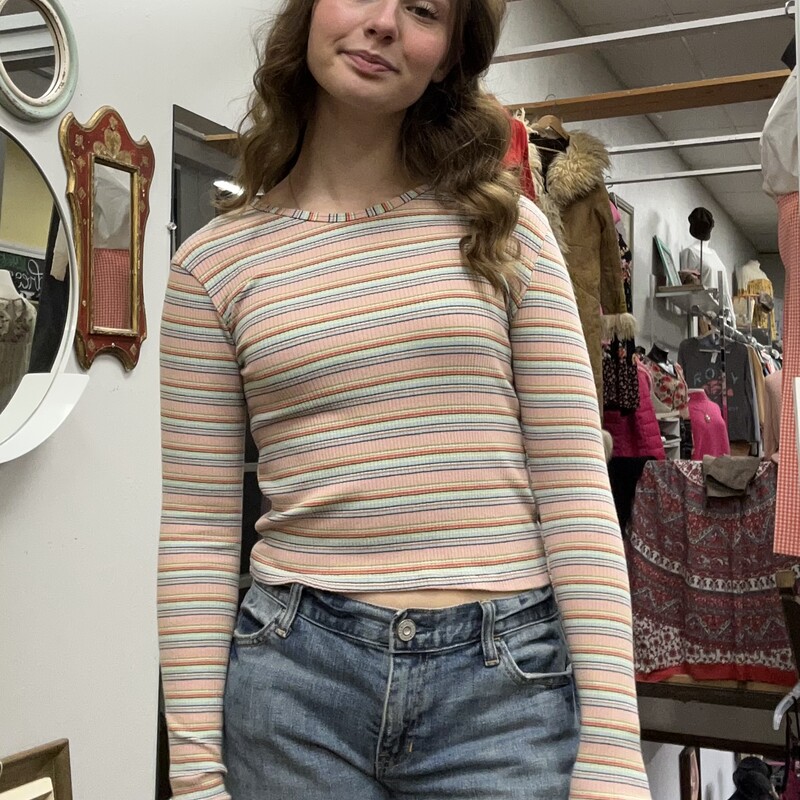 this fitted crop is a perfect color for the gloomy days of winter
brighten up your day with her!
solid pink with multi colored stripes

Stradivarius, Pink, Size: M