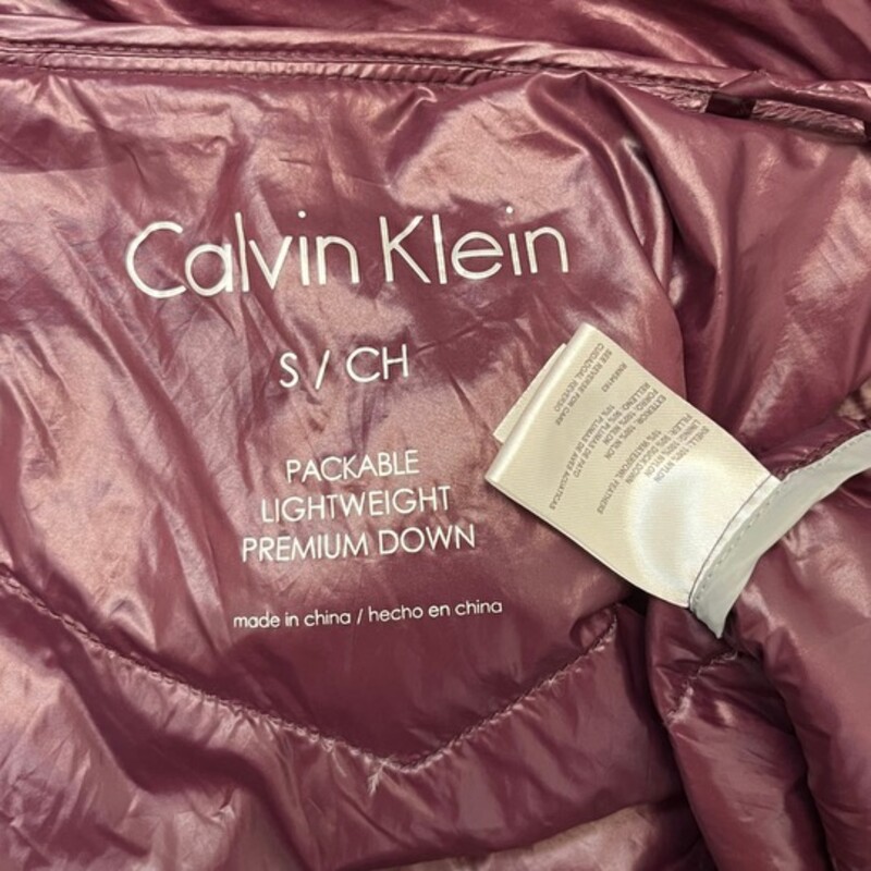 Calvin Klein Puffer Coat<br />
Removable Zip Hood<br />
Packable<br />
Lightweight Premium Down<br />
Color: Maroon<br />
Size: Small