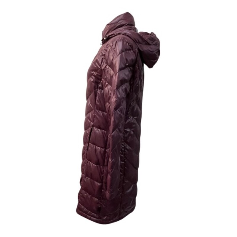 Calvin Klein Puffer Coat<br />
Removable Zip Hood<br />
Packable<br />
Lightweight Premium Down<br />
Color: Maroon<br />
Size: Small