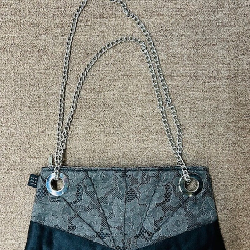 Floral Lace Chain Strap Handbag
1154 Lill Studio
Black and Silver
Size: 13.5x6H
