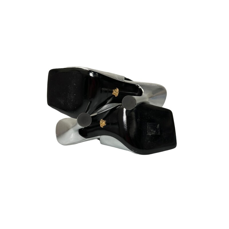 Versace Medusa Plaque Slingback Sandals
Heel: 11cm
100% Calf Leather
Made in Italy
Designer Model Number: 10056751A04280
Designer Colour: 1E01V