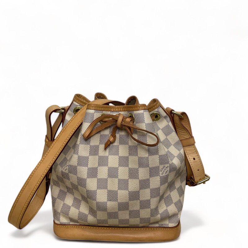 Louis Vuitton Noe Bucket, Azur, Size: BB
9.4 x 8.7 x 5.9 inches
(length x Height x Width)
Damier Azur coated canvas
Natural cowhide-leather trim
Textile lining
Gold-color hardware
Drawstring closure
Some minor water marks on the botttomn