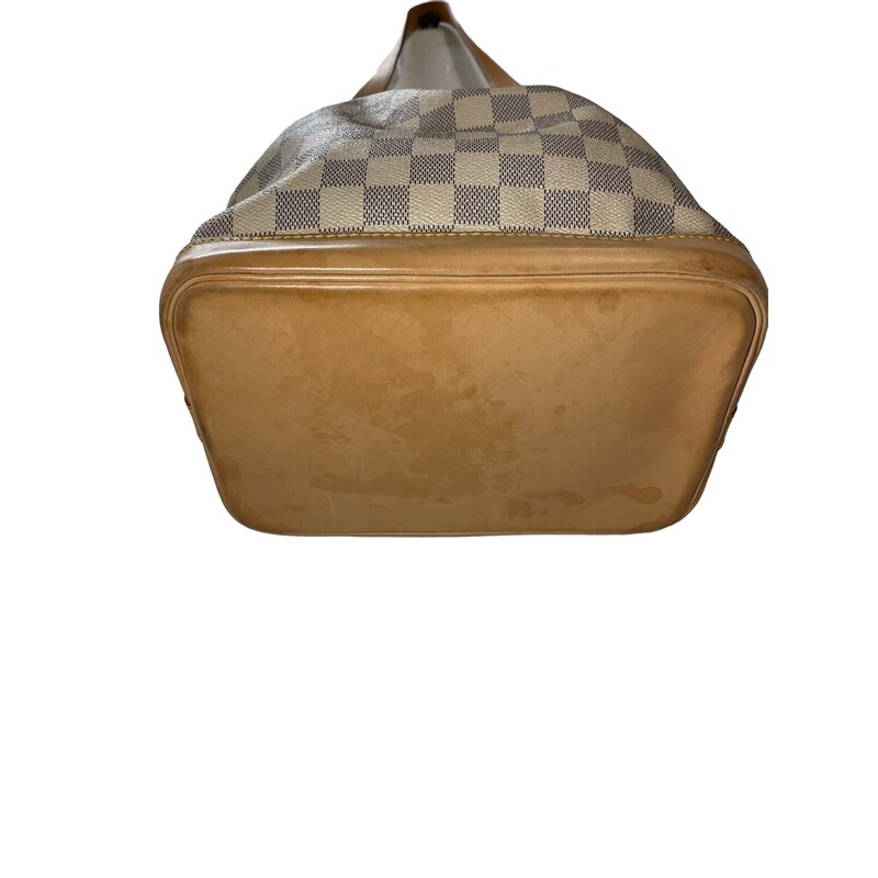 Louis Vuitton Noe Bucket, Azur, Size: BB<br />
9.4 x 8.7 x 5.9 inches<br />
(length x Height x Width)<br />
Damier Azur coated canvas<br />
Natural cowhide-leather trim<br />
Textile lining<br />
Gold-color hardware<br />
Drawstring closure<br />
Some minor water marks on the botttomn