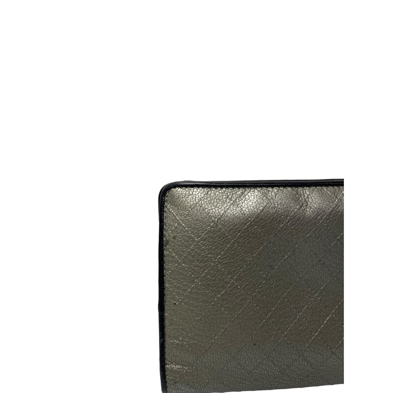Chanel Matelasse Wallet, Metallic,
Matelasse Gold
Production year: 2006
*missing inside pull tab. Still fully functional
