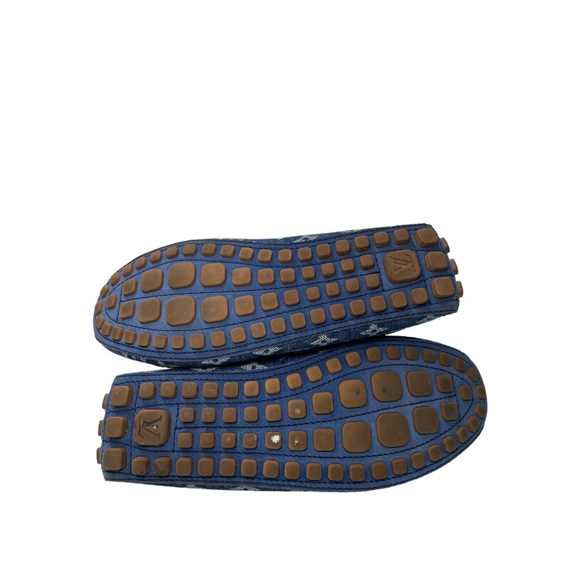 LOUIS VUITTON Monogram Denim Mens Arizona Car Shoe Moccasin Loafers  Blue. These casual classics feature the traditional Louis Vuitton monogram, and have a woven moccasin like structuring to the toe, a blue leather tie, and rubber grip soles.
Mens 6.5 Fits a womans 9
2020 Collectopm