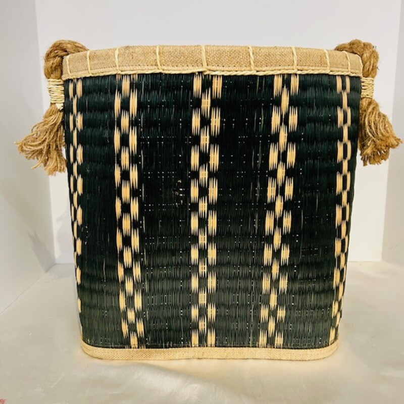Straw Woven Rope Handles
Black Tan
Size: 12.5x11.5H