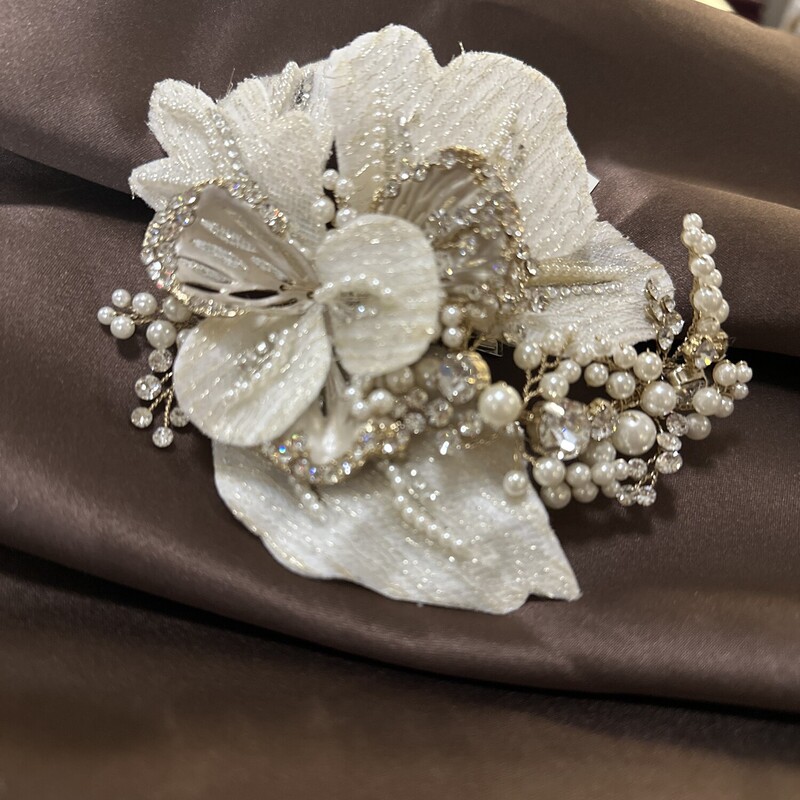 NEW Felt Floral With Gold and Pearl Detailing<br />
New Tag $189.00<br />
Our Price $95.99<br />
Shipping Is Available<br />
Or<br />
Pick Up In Store Within 7 Days Of Purchase<br />
ALL SALES ARE FINAL<br />
NO RETURNS