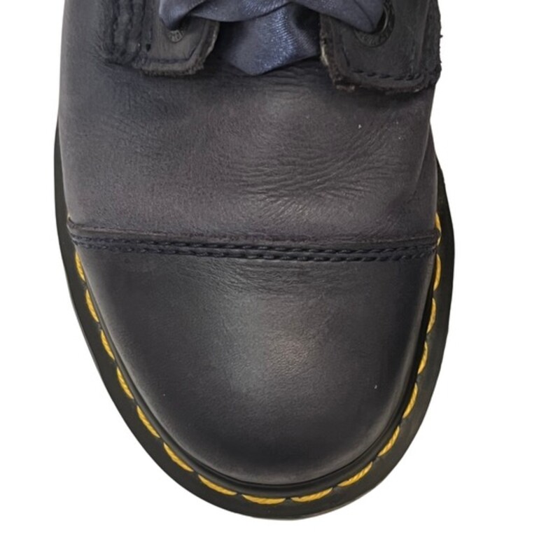 Dr Martens Aimilie Leather Combat Boot<br />
<br />
Foldover Lace Up 9-eyelet boot<br />
(similar to triumph with shorter shaft)<br />
Can be worn up or folded down to ankle height<br />
Navy Leather with floral canvas lining<br />
Satin ribbon laces<br />
Size: 38   7 -7.5