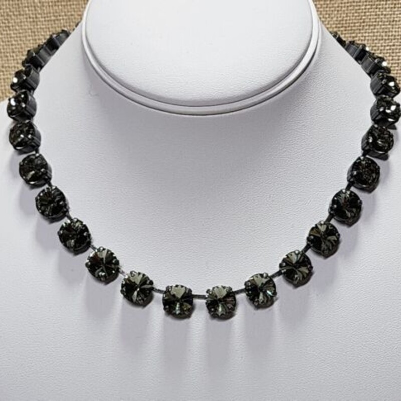 Sabika Classics Manhattan Choker Necklace
Dark Gray Size: 18L