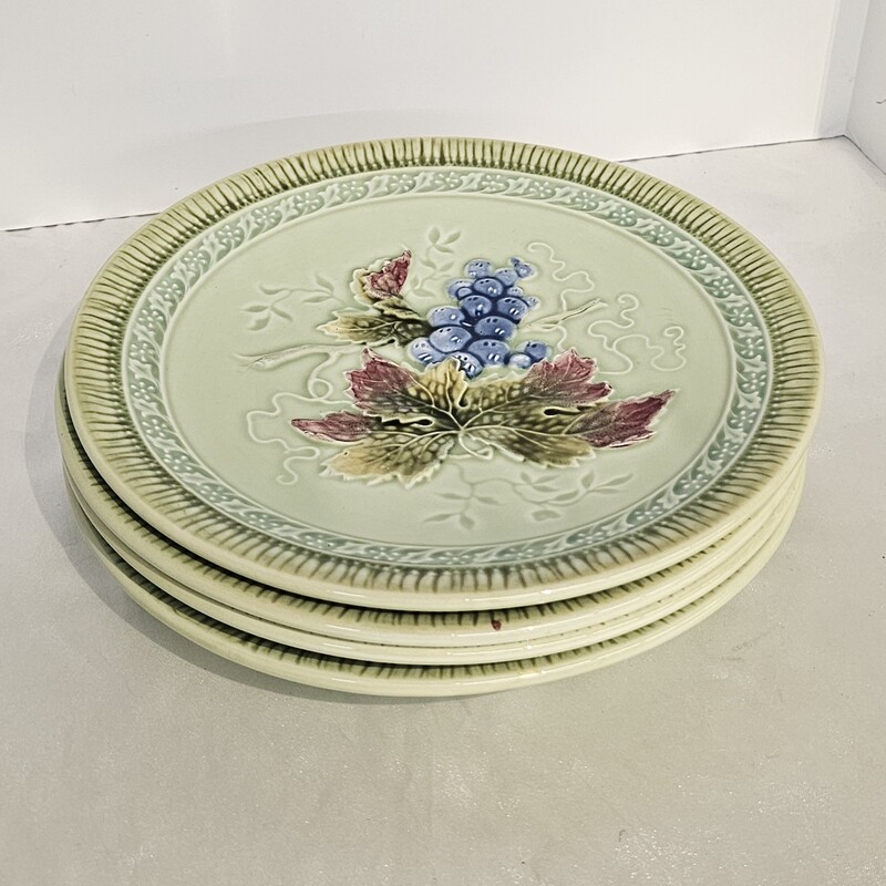 Set of 4 Vintage Royal Crown Grapes Plates
Green Blue Red
Size: 8.5 diameter