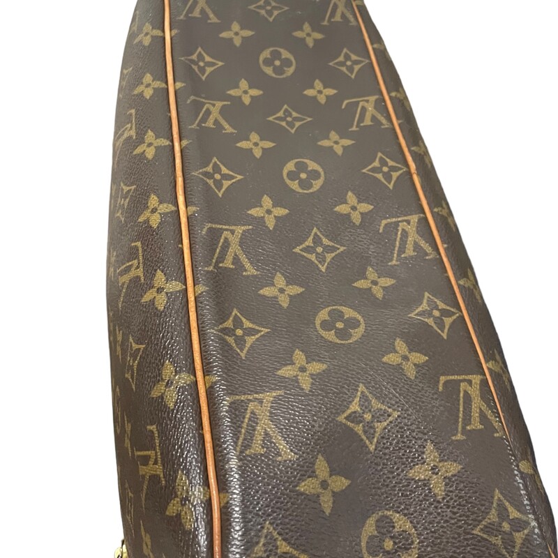 Louis Vuitton Cite, -, Size: GM
Vintage
Brown Coated Canvas
LV Monogram
Brass Hardware
Dual Shoulder Straps
Single Exterior Pocket
Alcantara Lining & Three Interior Pockets
Zip Closure at Top
Date code: FL0072

Dimensions:
Shoulder Strap Length: 11
Height: 8.5
Width: 13.75
Depth: 4.5