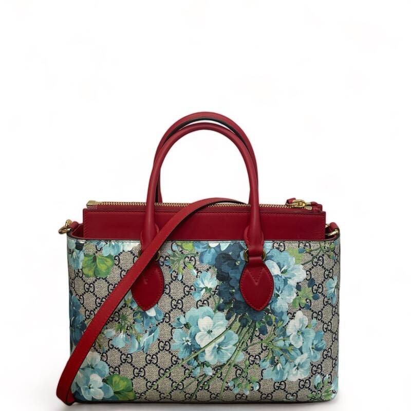 GUCCI GG Supreme Monogram Blooms Print Medium Tote in Blue. This stylish tote is crafted of Gucci GG supreme monogram on beige coated canvas, with a blue and white floral overlay. The bag features a smooth red leather top crest, rolled top handles, and an optional, adjustable shoulder strap with polished gold hardware. The top zipper opens to a beige microfiber interior with pockets.
Dimnesions:
Base length: 12.75 in
Height: 9.75 in
Width: 4.75 in
Drop: 3.75 in
Strap Drop: 19.00 in