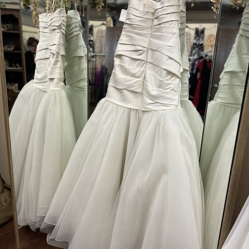 NEW Vera Wang Strapless Mermaid Style<br />
Ivory Color Size 10<br />
Original Price $928.00<br />
Our Price $699.99<br />
<br />
Shipping Is Not Available<br />
<br />
ALL SALES ARE FINAL<br />
NO RETURNS