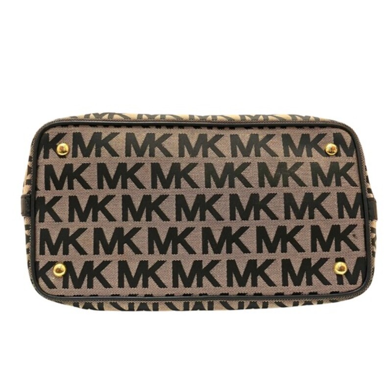 Michael Kors Jet Set Grab Bag
MK Signature Jacquard
Leather Trim
Color: Beige, and Black
16(L) x 11.5 (H) x 6.5 (D)

Retails: $224