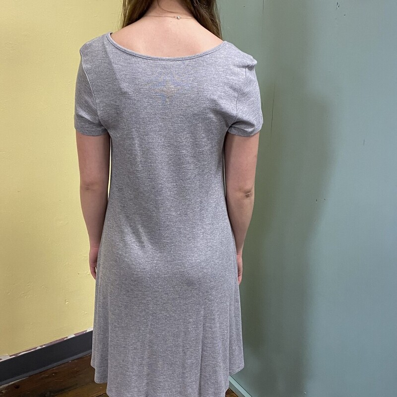 a simple, ribbed gray tshirt dress<br />
great for on the go<br />
dress it up with some accessories or booties or wear alone!<br />
<br />
Mossimo, Gray, Size: S