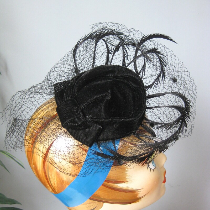 Funky little fascinator that has a lot of impact for it's small size.
It's like a little velvet flying saucer on your head.

This piece is more versatile than it may look because when you fit it onto you own head and hair or hairdo, you'll be able to maximize or minimize the poufiness as you desire.
Union label.

Fits any head.

Thanks for looking!
#65503