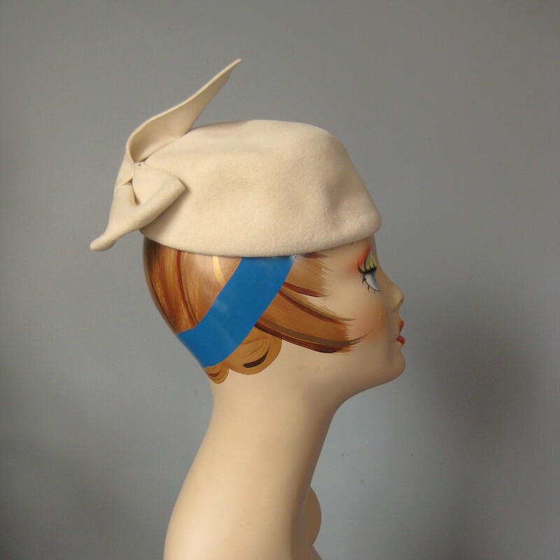 This sturdy little cap was made in France by Flechet.
It's shapely with simple jaunty look in the front and a chic integral flourish in the back.
It measures 20 around the inside at the hat band.
Good condition


thanks for looking!
#11581