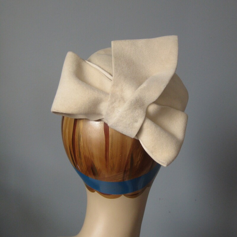 This sturdy little cap was made in France by Flechet.
It's shapely with simple jaunty look in the front and a chic integral flourish in the back.
It measures 20 around the inside at the hat band.
Good condition


thanks for looking!
#11581