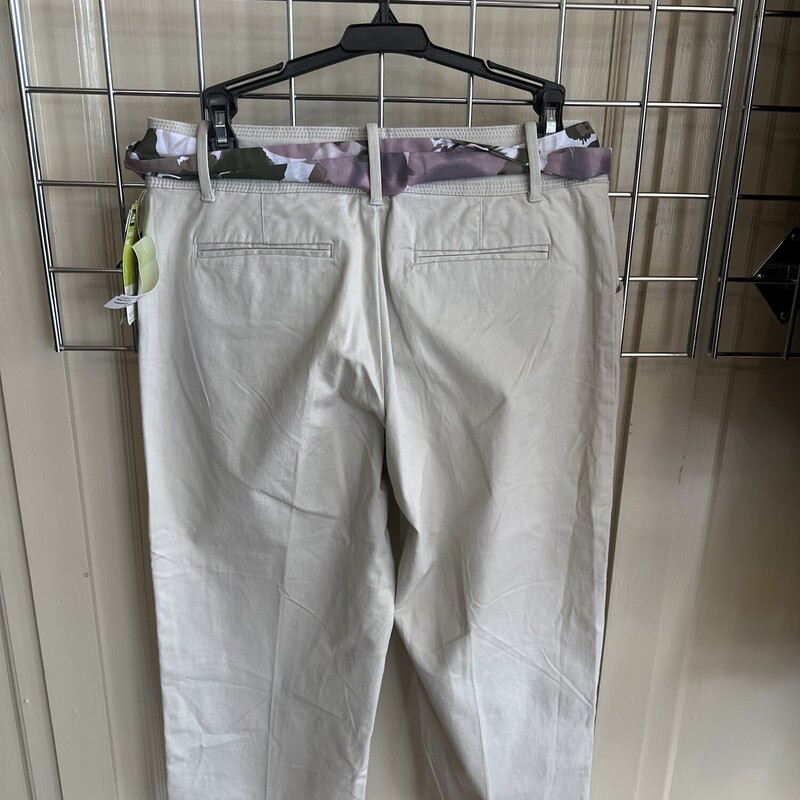 NWT Lee Capris W/belt, Tan, Size: 8<br />
<br />
All Sales Are Final<br />
No Returns<br />
 Shipping Available or Pick Up in Store