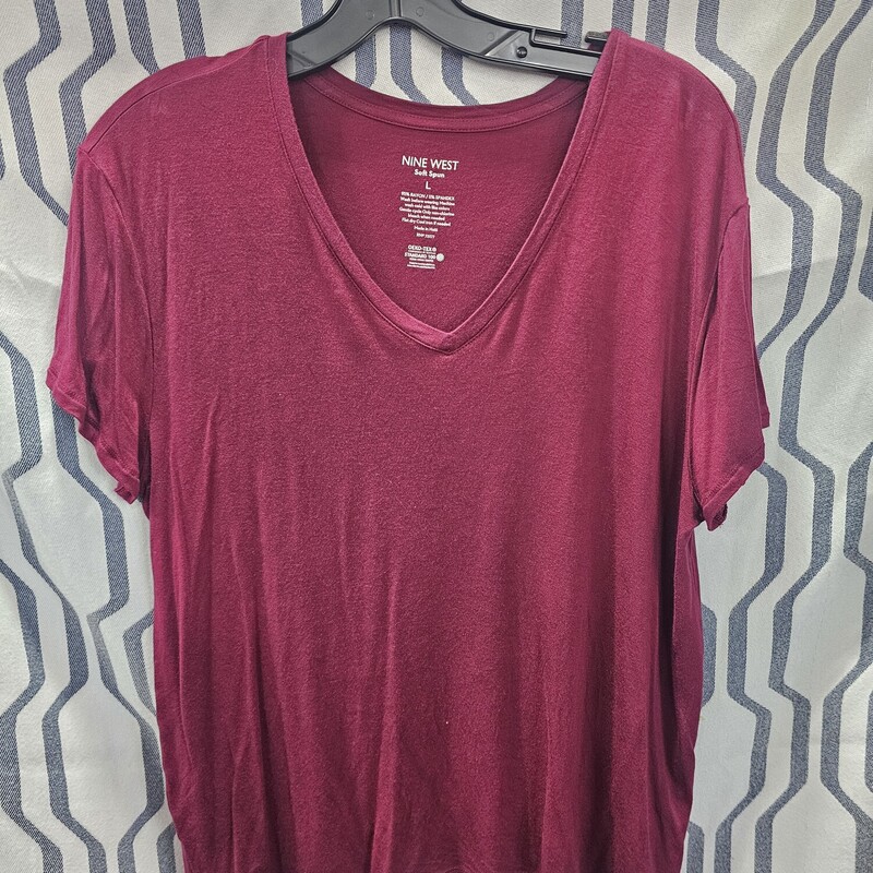 Super soft short sleeve tee in burgady with a v neck line.
