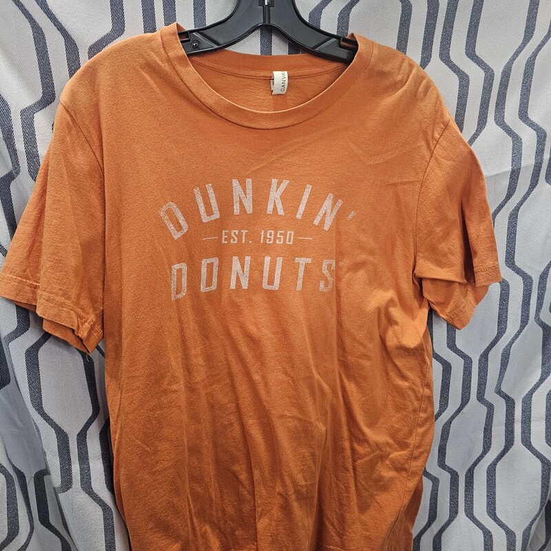 Short sleeve tee in orange that is the perfect match for your morning coffee run. Retro Dunkin tee graphic in white.
