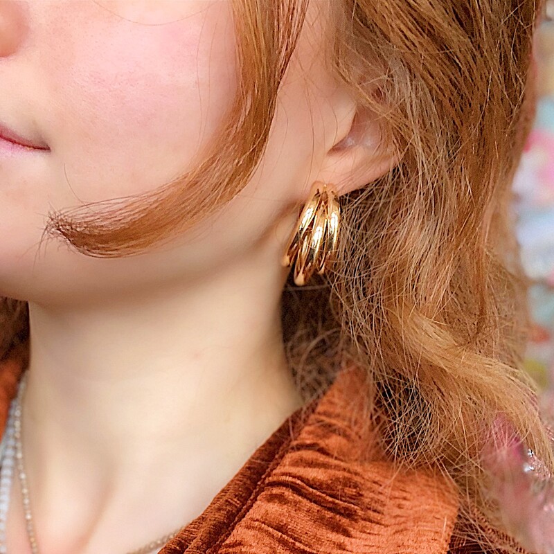These super trendy earrings are the perfect finishing touch to any outfit! Their versital style make it easy to pair with everyday-outfits. They are super light weight for comfort, also!