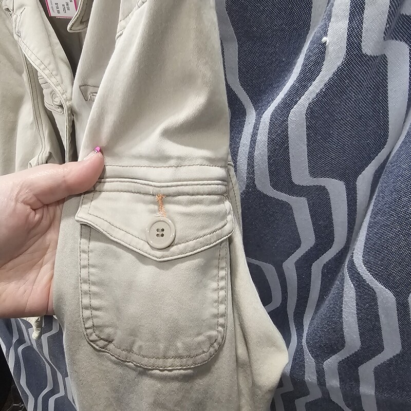 Denim Jacket in a beige color. Long sleeve with four pockets on the front panel and pockets on both sleeves. Super cute staple piece for all seasons.