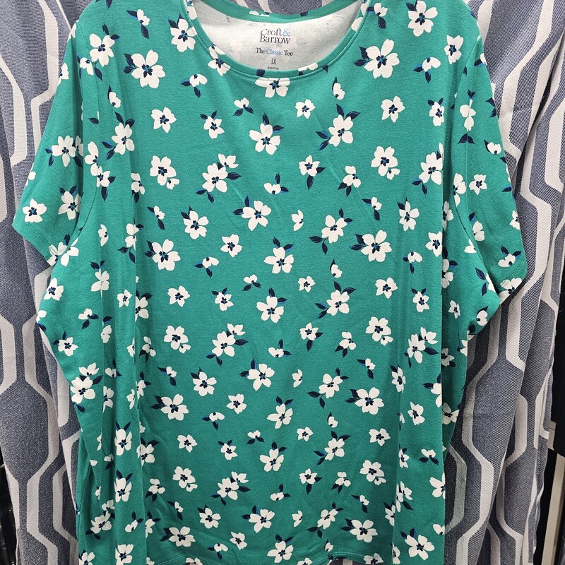 Super cute short sleeve tee in green with navy and white floral design and a crew neckline.
