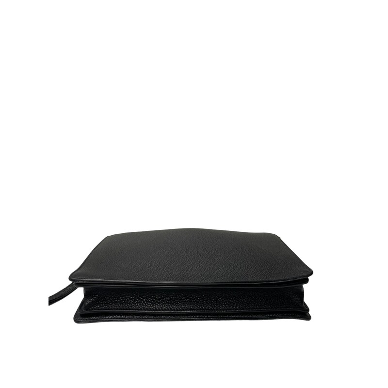 Prada Pebbled Leather Logo Black Clutch<br />
Removable wristlet<br />
<br />
Dimensions:<br />
10inx7inx1.5in