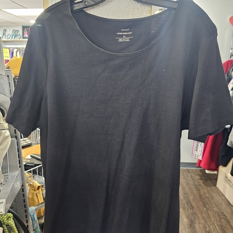 A wardrobe must have, short sleeve tee in black with crew cut neck line.
