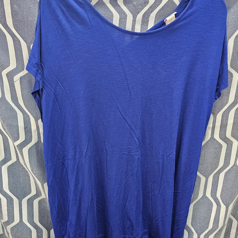 Short sleeve knit top in blue. lattice backing and fit is over sized.