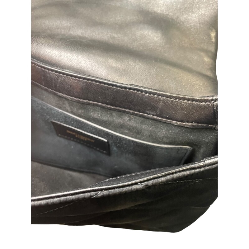 Saint Laurent Le 5A7 quilted velvet shoulder bag with
lambskin leather trim
Adjustable shoulder strap
Flap top with YSL logo lettering on front
Golden hardware
Approx. 7.1H x 7.5W x 2.2D
Date: 2022 Model