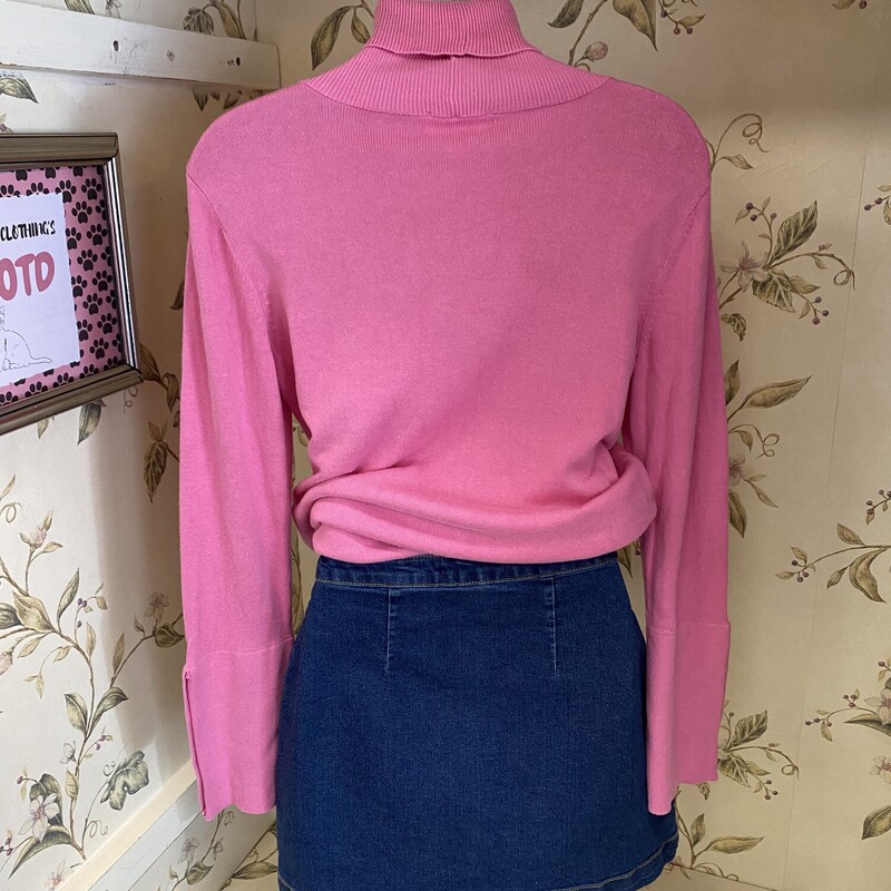 this turtleneck is so neat!!!<br />
its lightweight, ribbed<br />
& the sleeves is what makes it wonderful!!<br />
<br />
Belle, Pink, Size: Xs