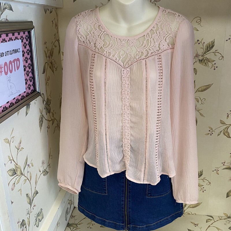 such a pretty lightweight top<br />
such simple detail on a pale pink top<br />
<br />
Rewind, Pink, Size: S