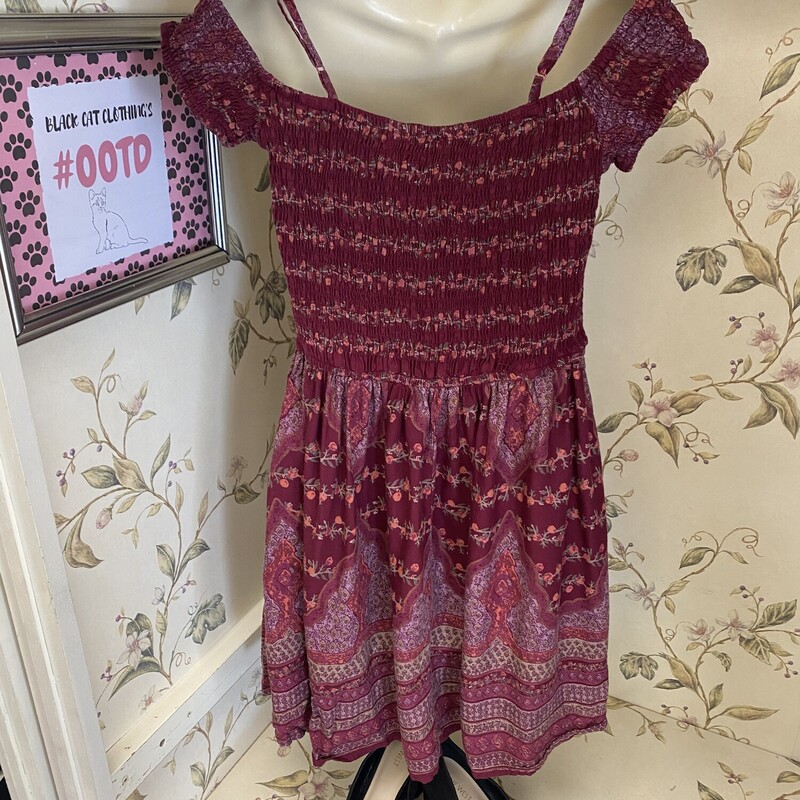 love this dress!!!
a happy dress for any day!!!
adjustable straps, light sleeves
ruching through the chest, aline flare

Band Of Gypsies, Red, Size: L