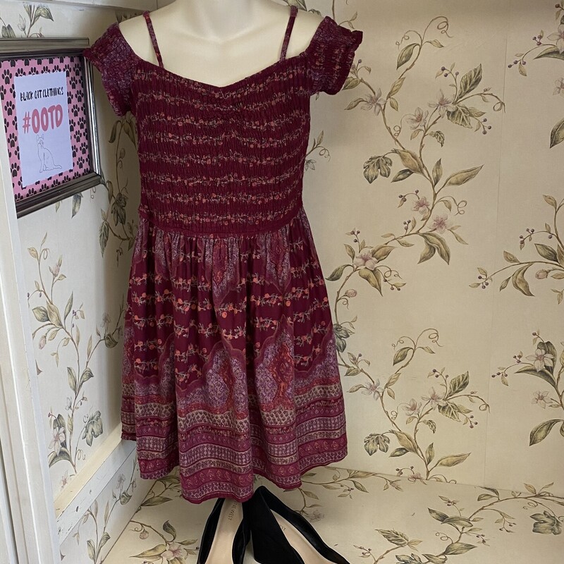 love this dress!!!
a happy dress for any day!!!
adjustable straps, light sleeves
ruching through the chest, aline flare

Band Of Gypsies, Red, Size: L