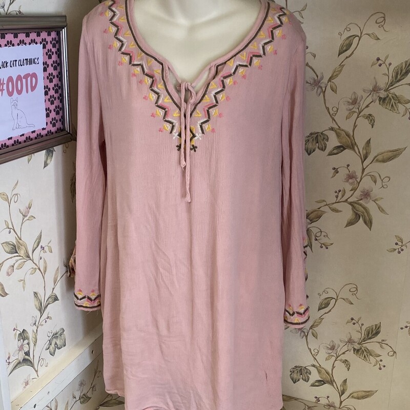 loving this pale pink dress with aztec, slight v neck
ties at the neckline
belle sleeves with slit, aztec design
slight flare

Entro, Pink, Size: M