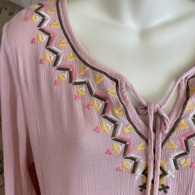 loving this pale pink dress with aztec, slight v neck
ties at the neckline
belle sleeves with slit, aztec design
slight flare

Entro, Pink, Size: M