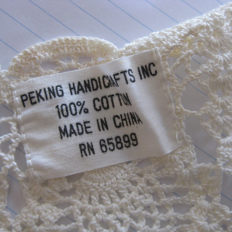 Vtgpeking Cotton Collar, Cream, Size: None<br />
Sweet lace collar in 100% cotton.<br />
It fits around the neck and buttons in the back with two crocheted ball buttons.<br />
vintage but never worn, with tags.<br />
Perfect condition.<br />
<br />
<br />
Thank you for looking.<br />
#65722