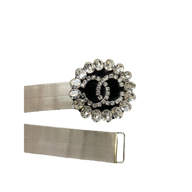 Chanel Chanel CC Crystal Embellished Silver Tone Mesh Belt
Year:2000
Size: Small fits 25-26