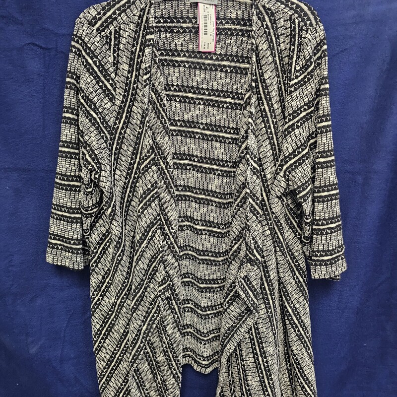 Black and white half sleeve duster in a sweater knit. Super light weight and perfect for spring or summer.