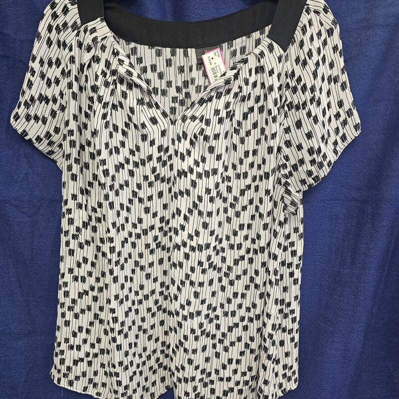 Short sleeve blouse in a black and white pattern. Fun summer look.