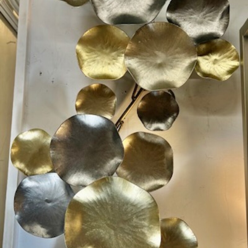 Sedlaks Metal Lilly Pads Wall Decor
Brand New. Never used.
Could be used as candleholder or wall decor
Silver and Gold
Size: 35x12