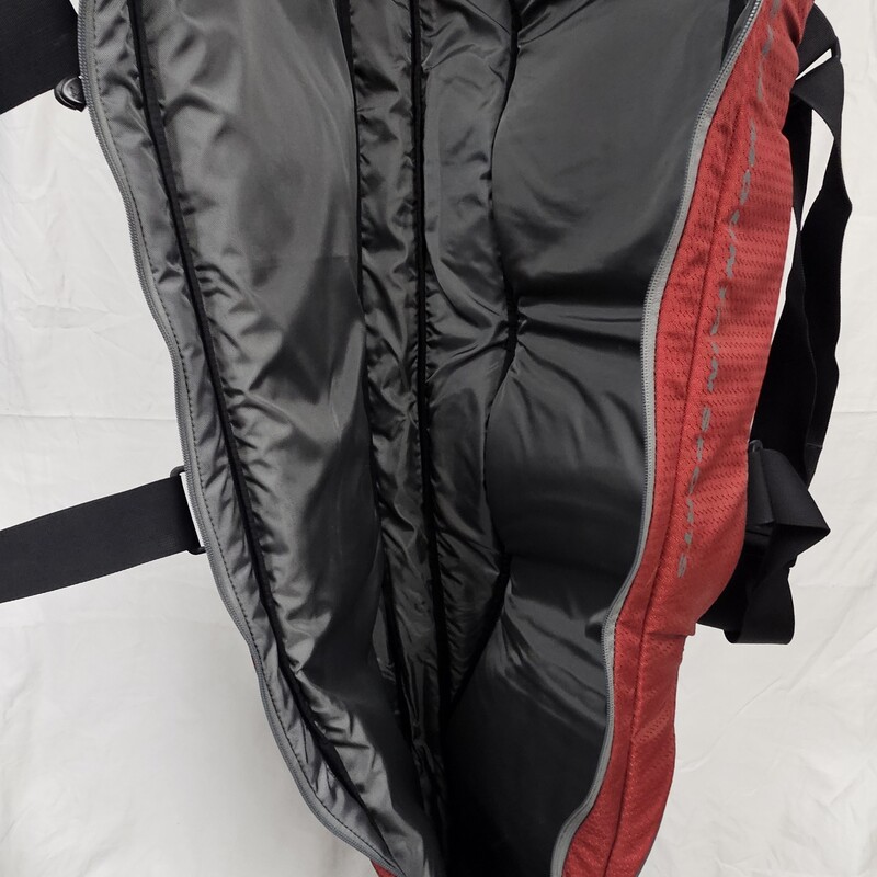 Pre-owned Eastern Mountain Sports Padded Snowboard Carry Bag. Size: 168cm. Can be used as single carry or backpack carry.