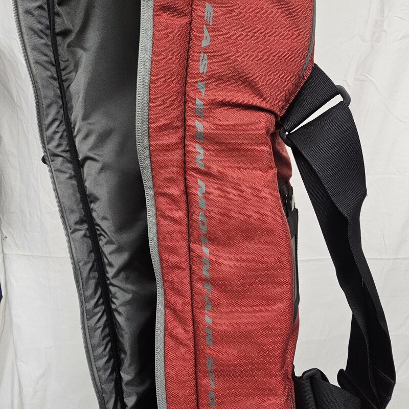 Pre-owned Eastern Mountain Sports Padded Snowboard Carry Bag. Size: 168cm. Can be used as single carry or backpack carry.