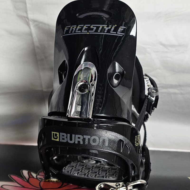 Pre-owned Rossignol Zena Snowboard with Burton Freestyle Bindings, Size: 153cm. Overall in really good condition except for a small gouge on base of board. Board MSRP $300, Bindings MSRP $150