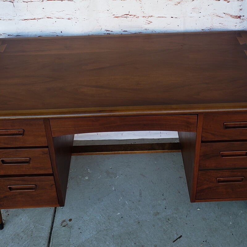 MCM Lane Acclaim Desk. In good condition with minor wear.  Size: 23W x 50L x 29T