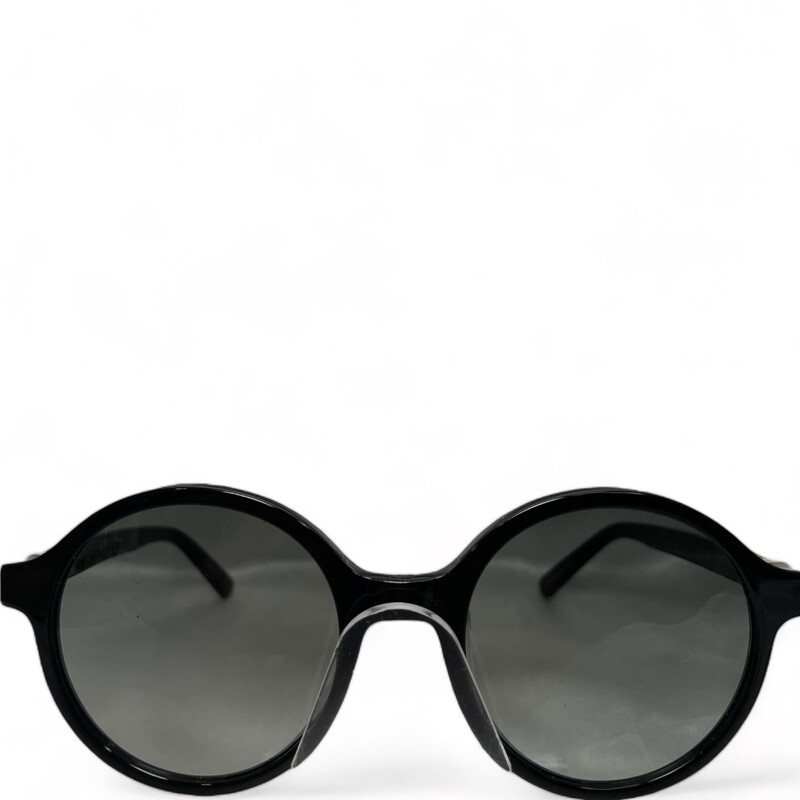 Dior 30 Montaigne Mini Black

The 30Montaigne Mini SI sunglasses offer a new take on the emblematic 'CD' signature hinge in a miniature version. The elegant rectangular-shaped black acetate frame with gray gradient lenses showcases a '30MONTAIGNE' logo engraved on the interior of one temple, inspired by the embossed detail on the namesake bag.

Black acetate frame
Gray gradient lenses
Gold-finish metal 'CD' signature hinge
'30MONTAIGNE' logo engraved on the right temple interior
100% UVA/UVB protection
Filter category: 2
Suitable for prescription
Made in Italy