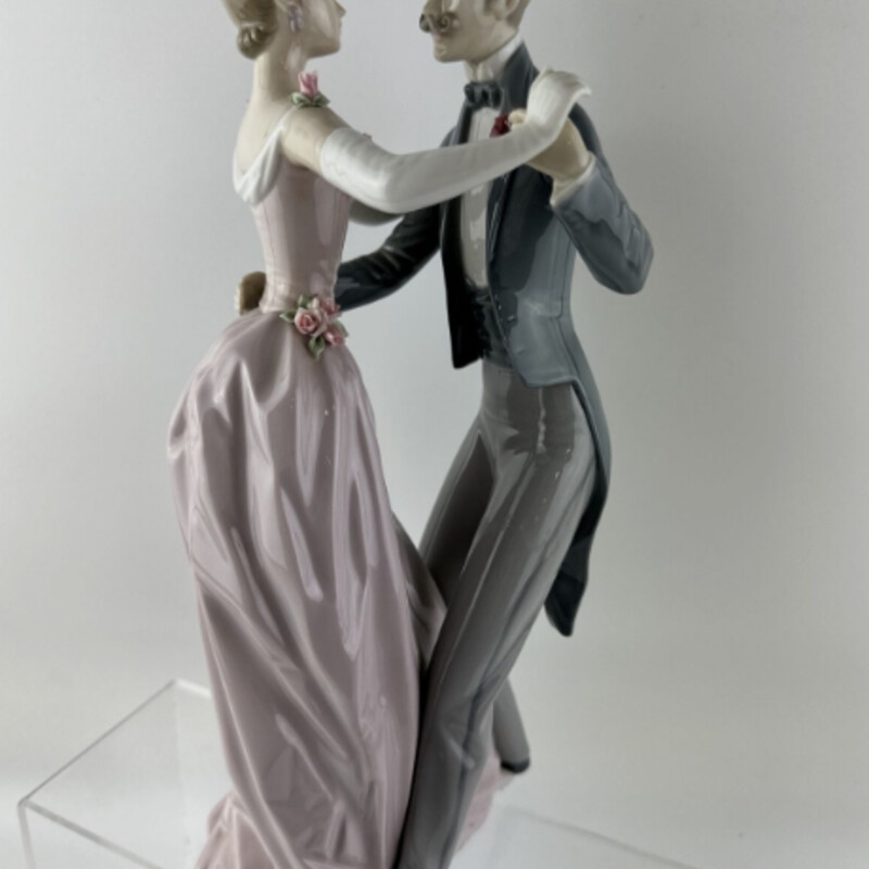 Lladro Anniversary Waltz Couple Figurine
Pink Gray Brown Size: 6 x 12.5H
#1372